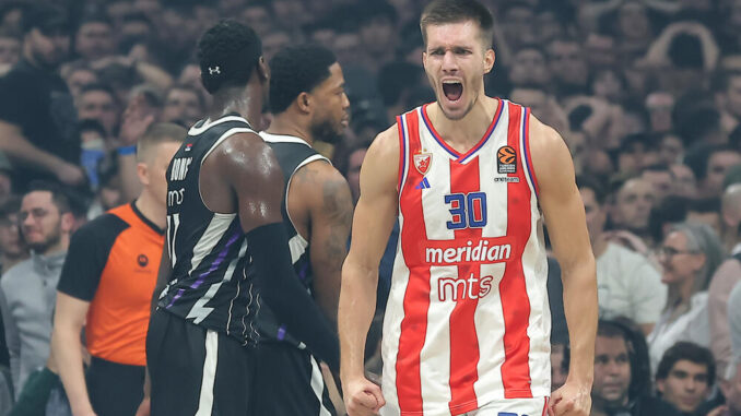 1552292_radost-filipa-petruseva-na-utakmici-partizana-i-crvene-zvezde_ls (2)