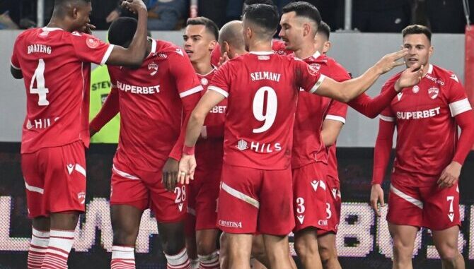 Bucurie a fotbaliștilor dinamoviști Kennedy Kofi Boateng, Catalin Ionut Cirjan, Josue Francis Homawoo, Raul Marian Opr