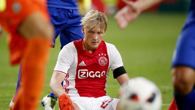 kasper-dolberg--el-joven-delantero-del-ajax-de-19-anos--durante-un-encuentro-con-su-equipo--afp