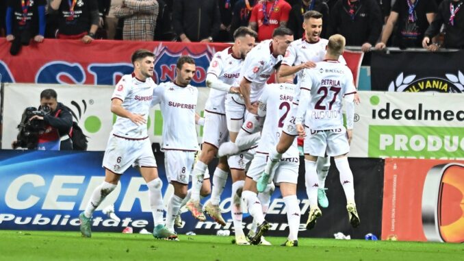 Bucurie a fotbalistilor rapidisti Paul Alexandru Iacob, Florent Hasani si Razvan Constantin Oaida dupa un gol marcat in