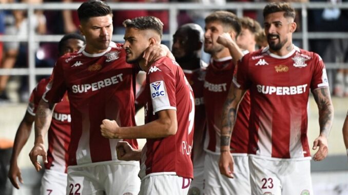 Albion Rrahmani se bucura dupa un gol marcat alaturi de Cristian Ionut Sapunaru in meciul de fotbal dintre Rapid Bucures